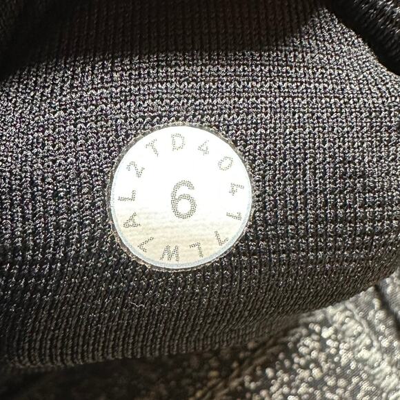 Lululemon Hotty Hot Short II Long 4" Luminosity Foil Print Black Silver Sz 6 EUC - Picture 6 of 9